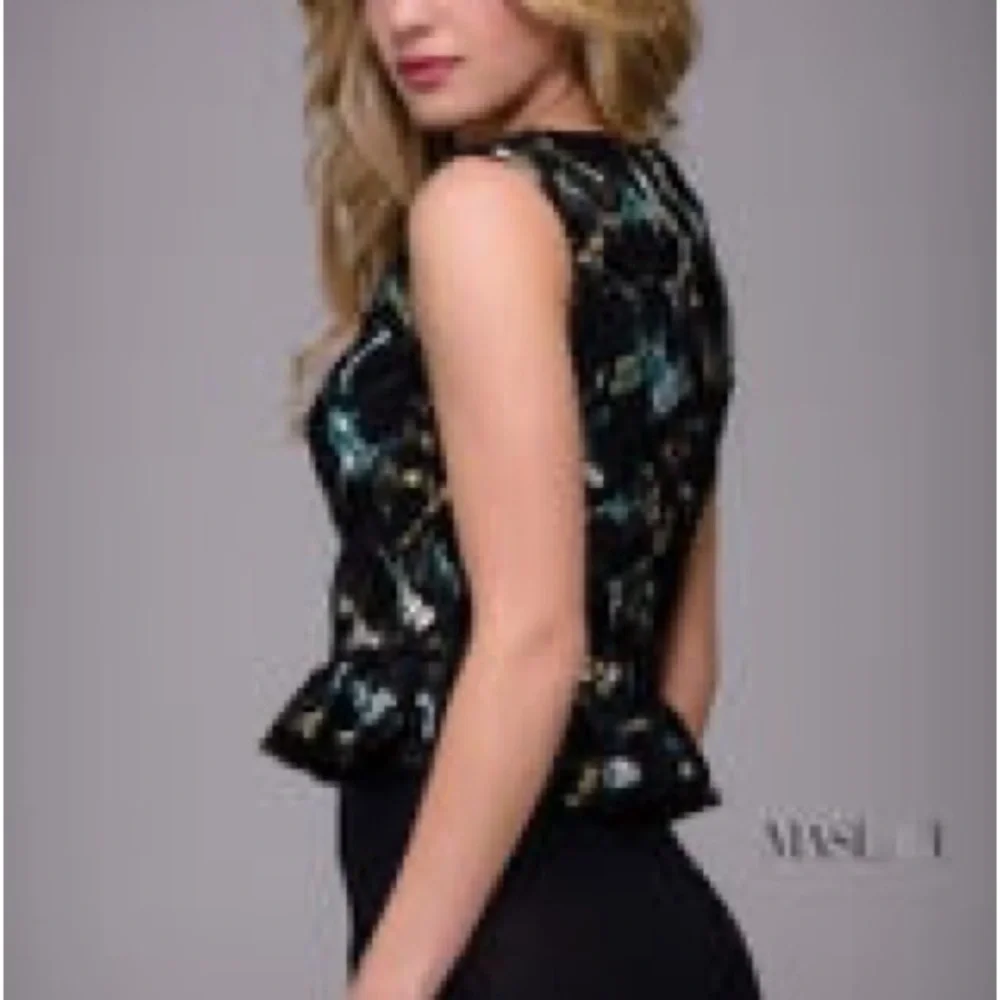 Jovani Masalvi Black and Green Embroidered Top - Size 0 - Picture 3 of 11